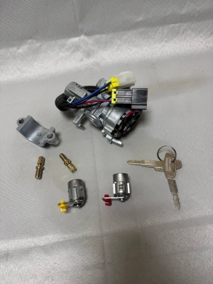 Комплект ключей (замок зажигания, личинки дверей) Fuso Canter MK702679